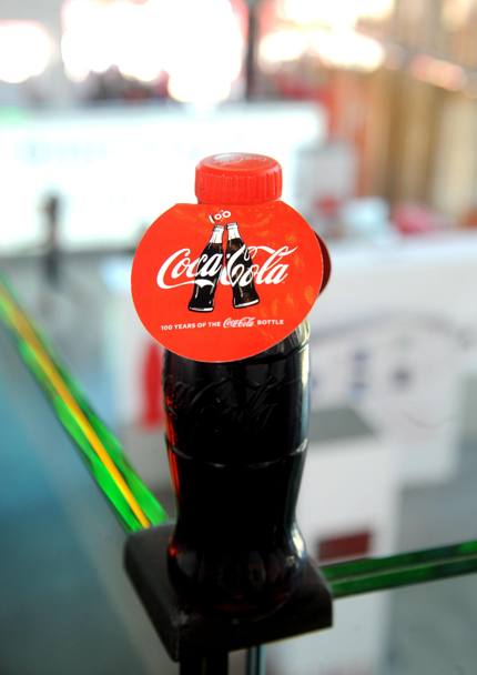 La Plant Bottle di Coca Cola presentata all&#39; Expo. Una bottiglia realizzata interamente con materiali di origine vegetale e riciclabile al 100 per cento (Ansa)